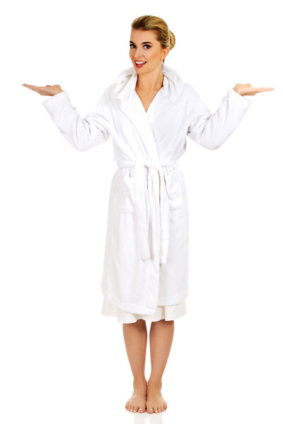 Молодая счастливая женщина после ванны держит Somathing
.