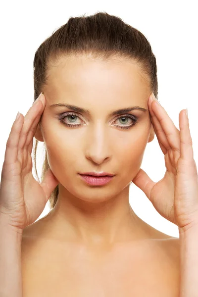 Mujer spa con maquillaje tocando su cara . — Foto de Stock