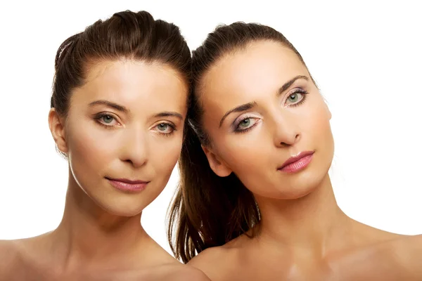 Twee zusters met make-up. — Stockfoto