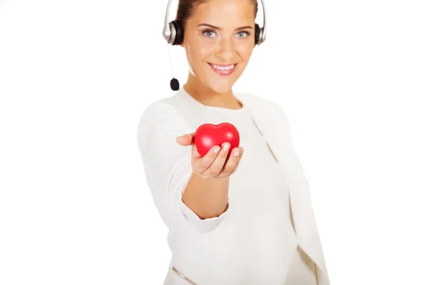 Happy call center kvinna med hjärtat leksak — Stockfoto