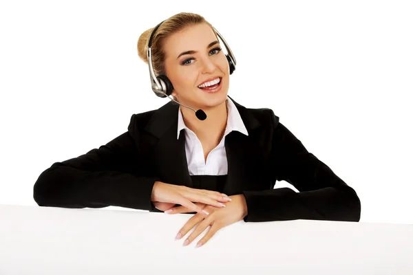 Mujer del centro de llamadas Smille sosteniendo banner vacío . — Foto de Stock