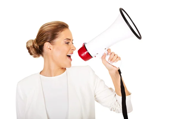 Piękna kobieta krzyczy przez megafon — Zdjęcie stockowe