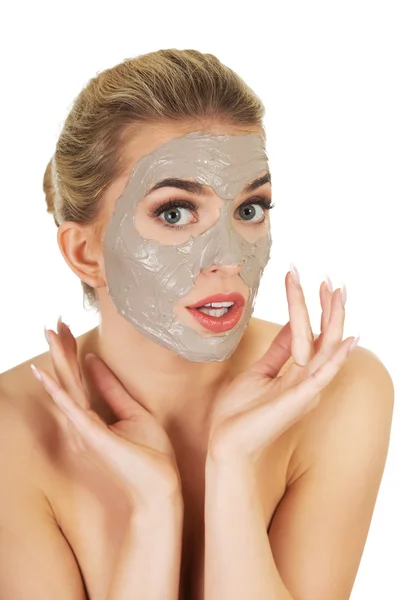 Giovane donna sorpresa con maschera facciale — Foto Stock