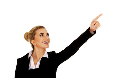 bir şeye işaret eden genç iş kadını