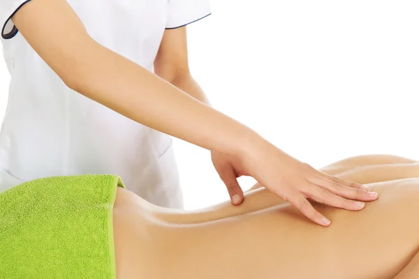 Jovem está sendo massageada . — Fotografia de Stock