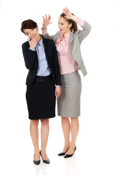 Geschäftsfrau schreit ihren müden Partner an. — Stockfoto