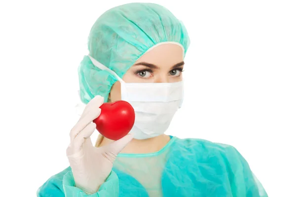 Médica cirurgiã feminina segurando coração — Fotografia de Stock