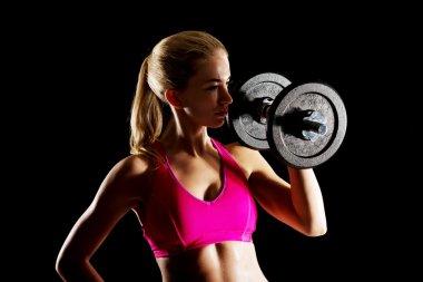 Genç kadın kadın halter kaldırma ter