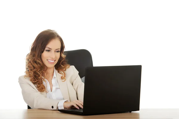 Glückliche Geschäftsfrau, die am Laptop arbeitet. — Stockfoto