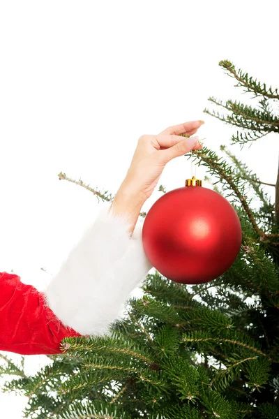 Санта-женщина украшает елку — стоковое фото