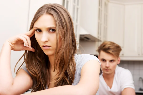 Couple having an argument in the kitchen. — Stock Photo, Image