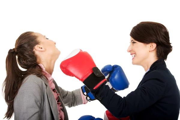 Dos mujeres de negocios con guantes de boxeo luchando . —  Fotos de Stock