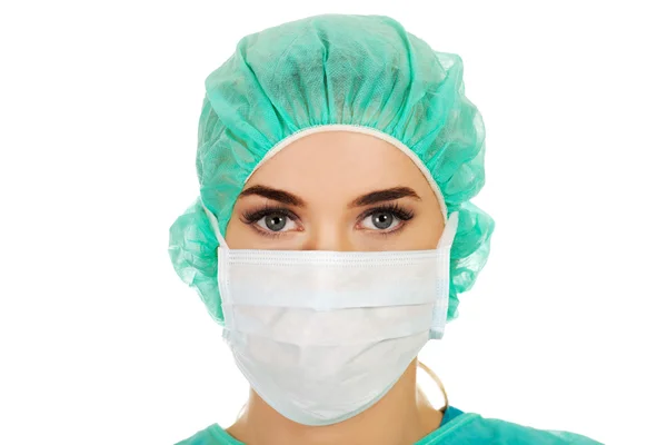 在防护面具的女外科医生 — 图库照片