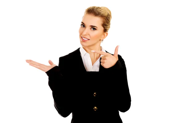 Jonge gelukkig zakenvrouw wijzen iets — Stockfoto