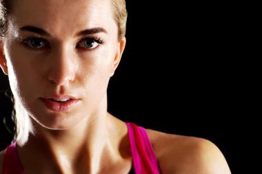 Genç kadın jimnastiği makyaj olmadan