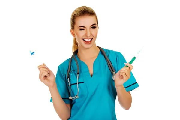 Χαμογελώντας γυναίκα νοσοκόμα με δύο σύριγγες στα χέρια — Φωτογραφία Αρχείου