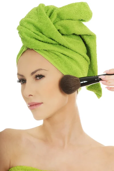 Schoonheid vrouw met make-up borstel. — Stockfoto