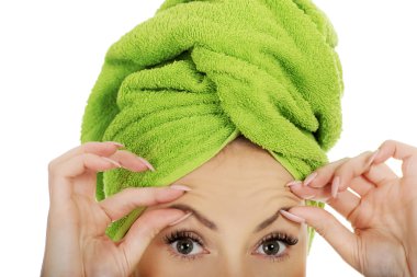 kadın alnındaki kırışıklık denetleme.