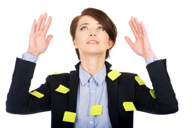 Yapışkanlı kartları ve eller yukarı kadın ile.