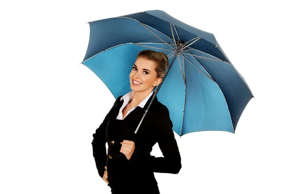 Посмішка бізнес-леді тримає парасольку — стокове фото