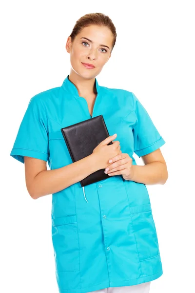 Doctora o enfermera joven sosteniendo notas negras — Foto de Stock