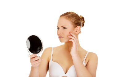 Güzel, şok olmuş, aynalı kadın.