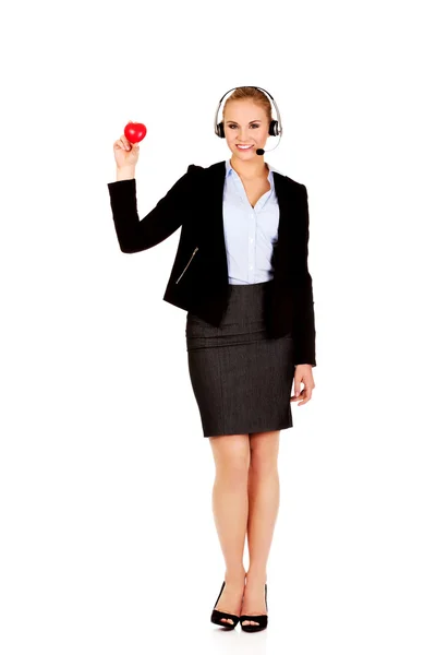 Feliz call center mujer sosteniendo corazón juguete —  Fotos de Stock