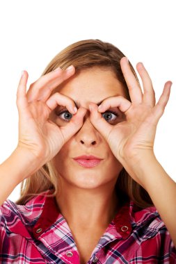 Mutlu kadın gözlük palm ile yapma