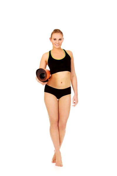 Mujer lista para entrenar con colchonetas de yoga —  Fotos de Stock