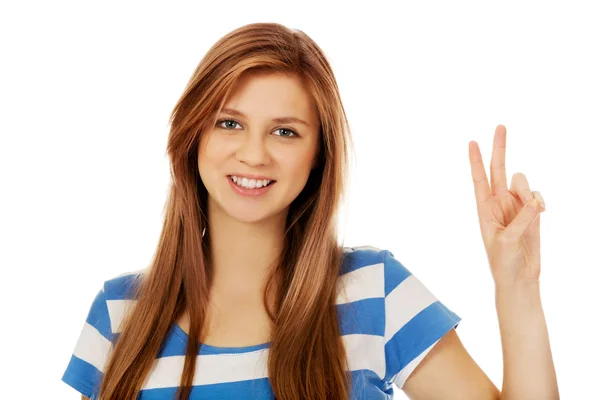 Adolescente donna mostrando segno di vittoria — Foto Stock