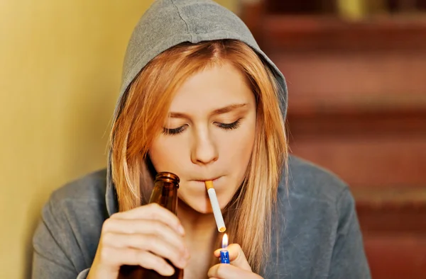 Teenager trinkt Bier und raucht Zigarette — Stockfoto