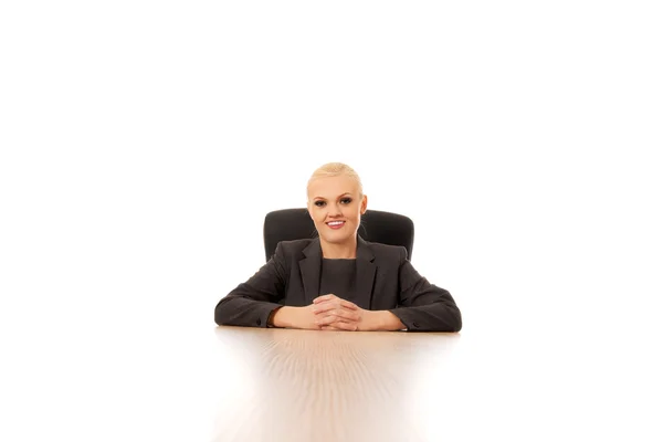 Mladý krásný šťastný businesswoman za stolem — Stock fotografie
