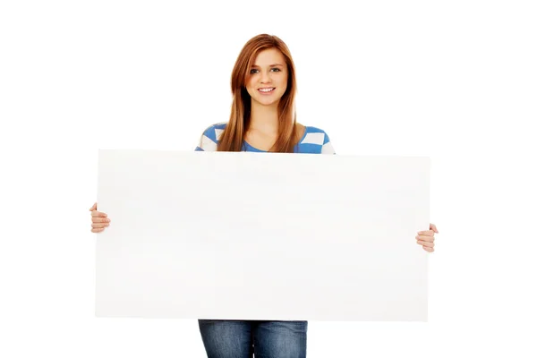 Glückliche Teenager-Frau mit leerer Plakatwand — Stockfoto