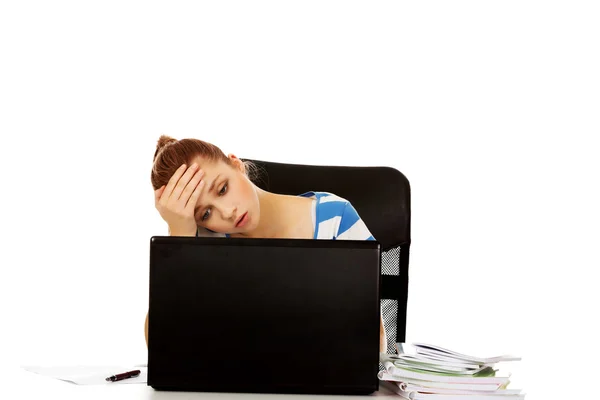 Cansado adolescente mulher com laptop sentado atrás da mesa — Fotografia de Stock