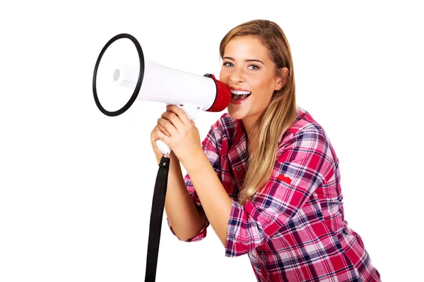 Кричащая молодая женщина с мегафоном — стоковое фото
