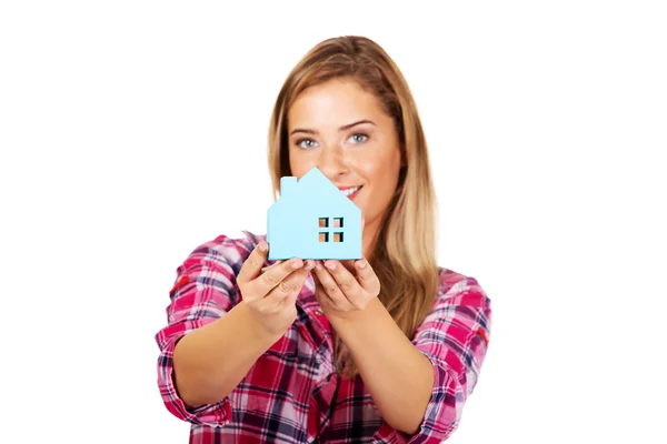 Mujer sonriente sosteniendo una casa de papel —  Fotos de Stock