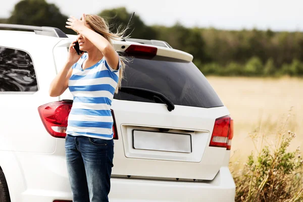 Young woman calling for help — Stock Photo, Image