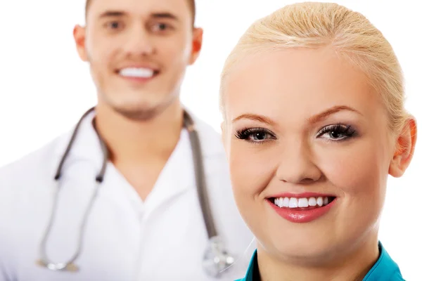 年轻的女性和男性医生的微笑 — 图库照片