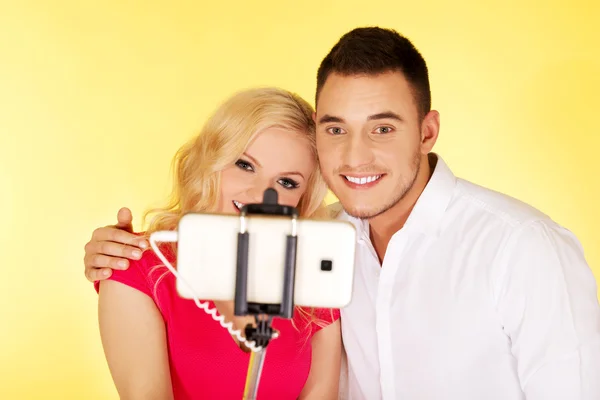 Mutlu çift selfie çekerken selfie çubuğuyla — Stok fotoğraf