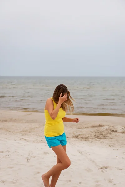 Young woman running on the beach — Stock Photo, Image