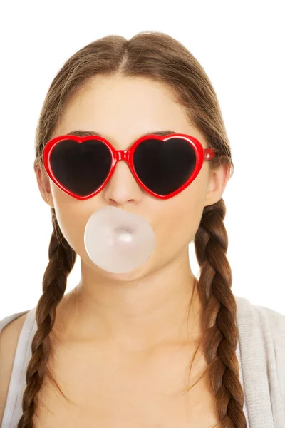 Dospívající žena dělat bublinu s lepidlem. — Stock fotografie