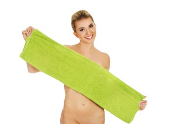 Banyodan sonra üstsüz kadın.