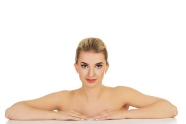 Tabloyu temel alan genç güzel kadın