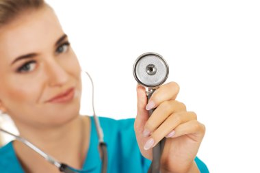 gülümseyen kadın doktor stetoskop bir holding