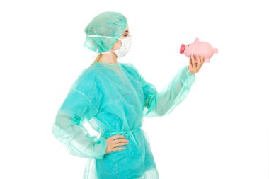 Kumbara tutan kadın cerrah doktor