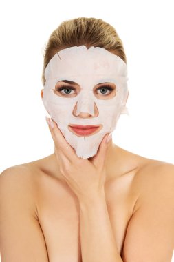 Yüz maskeli genç bir kadın.