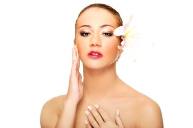 Lily ile güzel bir spa kadını.