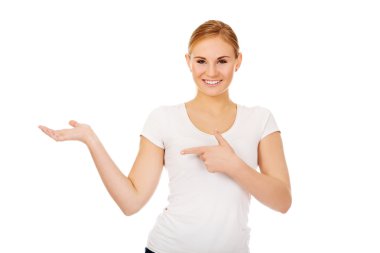 Genç kadın bir şey açık avuç içinde sunulması