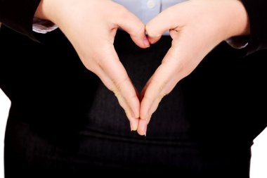 İş kadını elleriyle bir kalp şekil verme