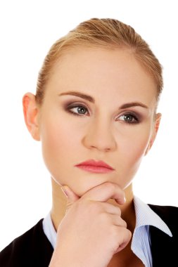 Genç ciddi düşünceli iş kadını